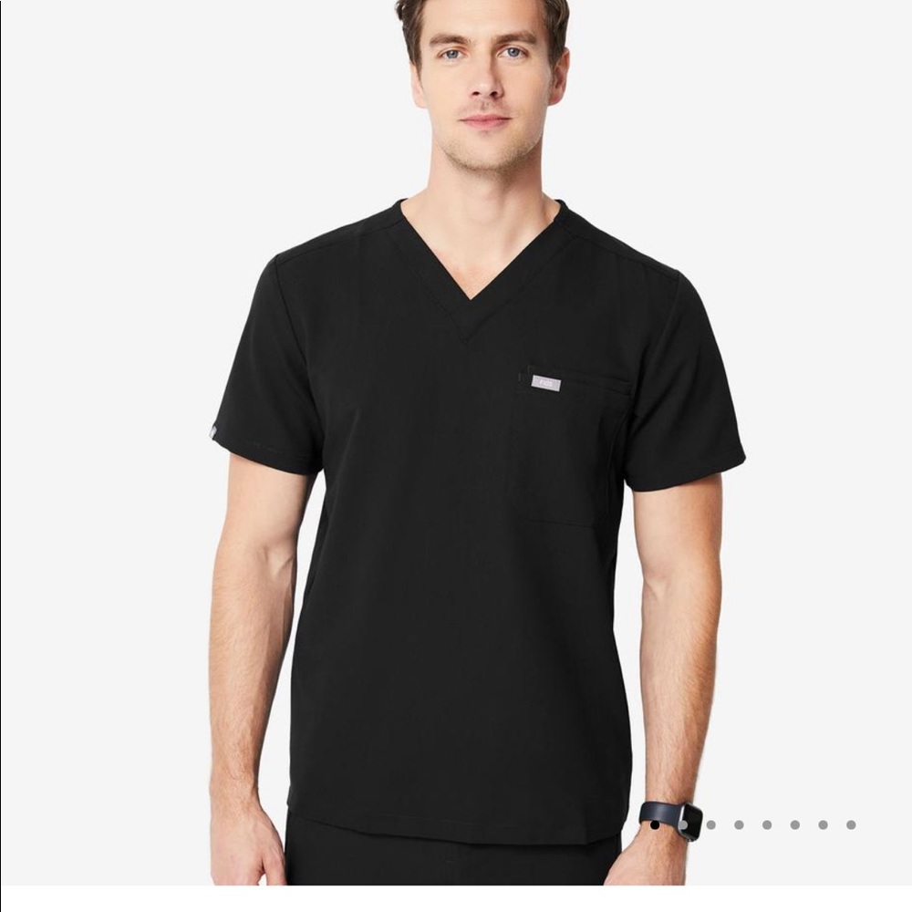 FIGS Men’s Leon 2 Pocket Scrub Top (WHITE)